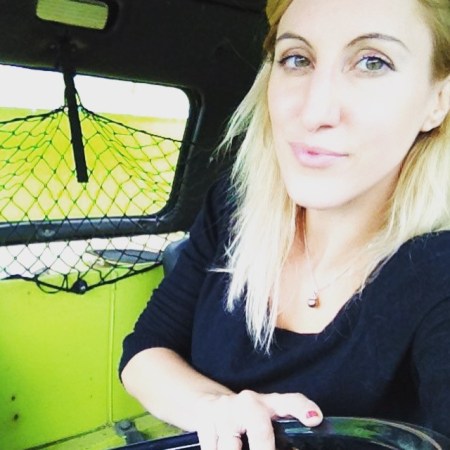 Je suis dans le camion de pompiers abandonné. Je mets cette photo juste parce que je trouve mes yeux trop beaux.